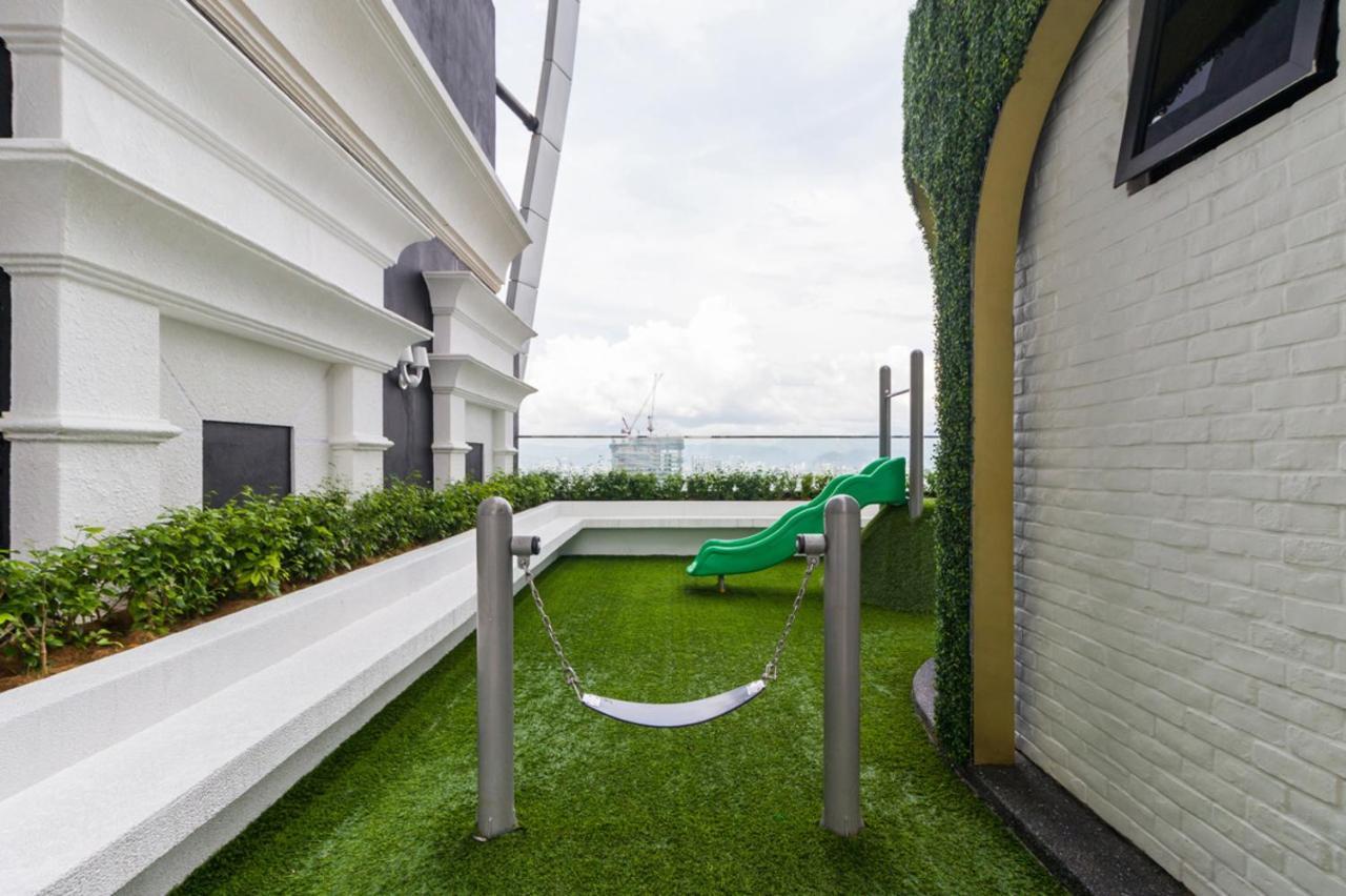 Arte Mont Kiara Aparthotel กัวลาลัมเปอร์ ภายนอก รูปภาพ Artificial grass on a balcony