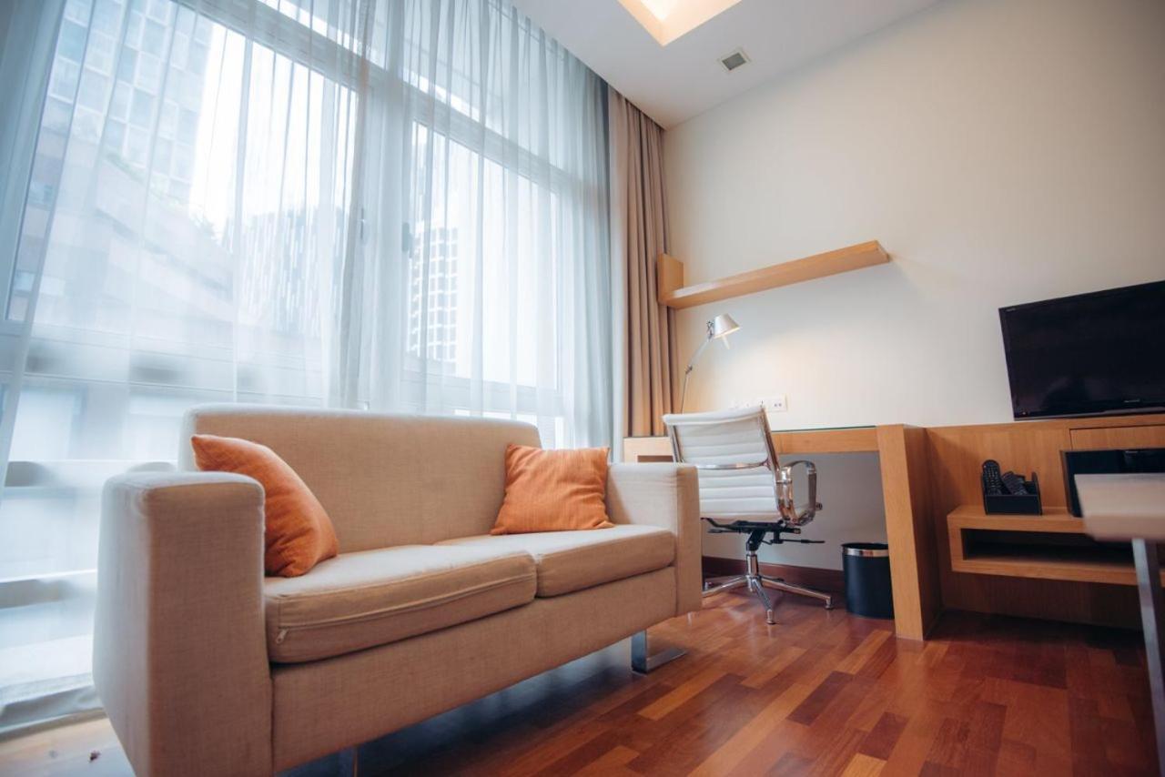 Arte Mont Kiara Aparthotel กัวลาลัมเปอร์ ภายนอก รูปภาพ A living room with a sofa