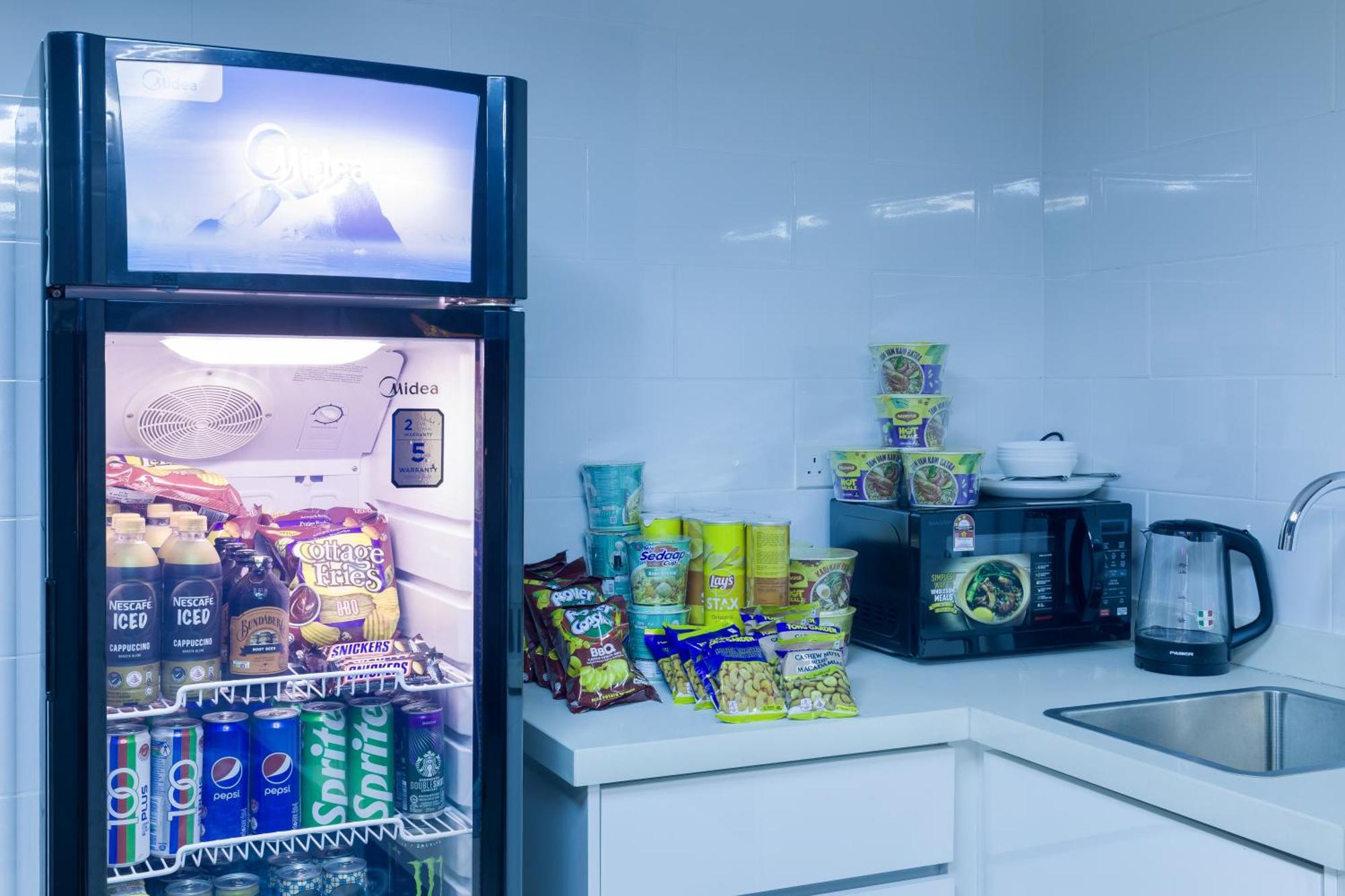 Arte Mont Kiara Aparthotel กัวลาลัมเปอร์ ภายนอก รูปภาพ A vending machine in a Japanese office