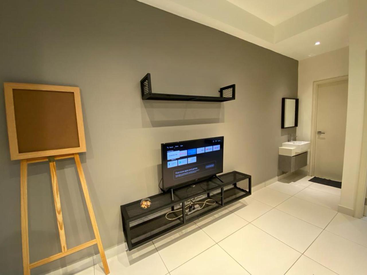 Arte Mont Kiara Aparthotel กัวลาลัมเปอร์ ภายนอก รูปภาพ A television in a hotel room